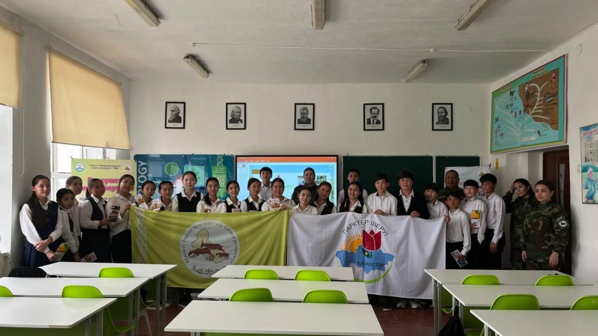 Сотрудники Барсакельмесского заповедника провели экологические встречи в Иргизском районе