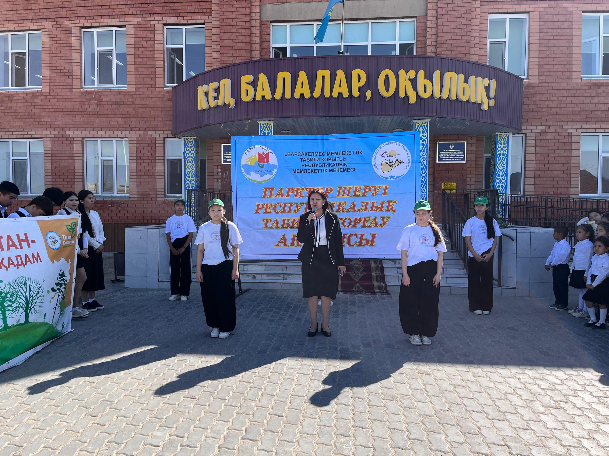 Бүкілқазақстандық ағаш отырғызу күніне орай Арал ауданында көгалдандыру жұмыстары жүргізілді