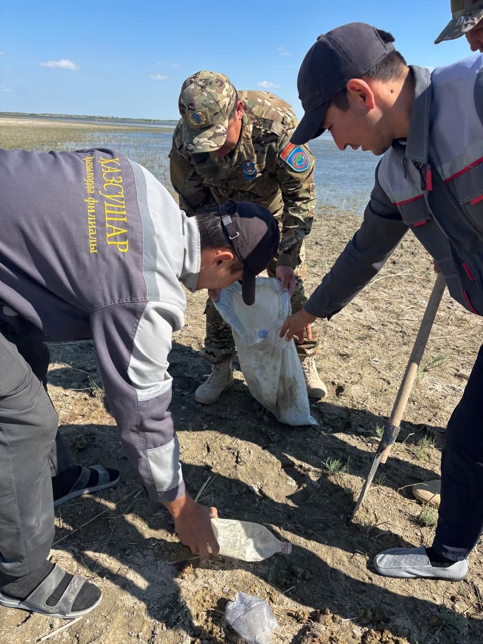 Сотрудники Барсакельмесского государственного природного заповедника провели экологическую акцию по очистке берегов водоёмов